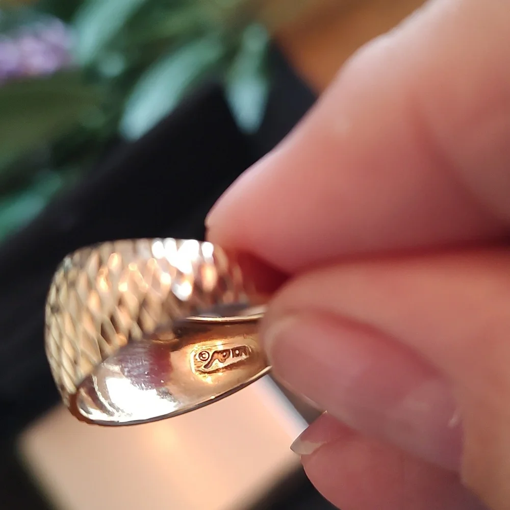 10k Gold Diamond cut Cigar band ring - Picture 5 of 5